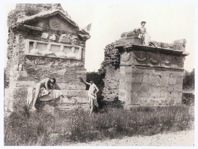 Chlapci mezi hroby (foto) od Guglielmo (1852-1930) Plüschow