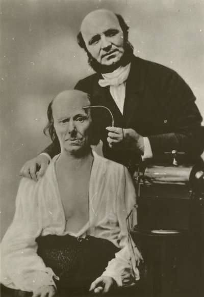 Francouzský neurolog Duchenne de Boulogne pomocí svého elektrofyziologického přístroje na starém muži od Guillaume-Benjamin-Armand Duchenne de Boulogne