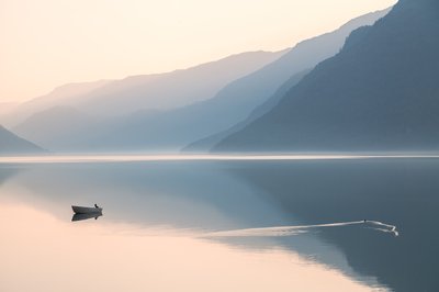 Jezero v mlhavých horách od Gustav Davidsson