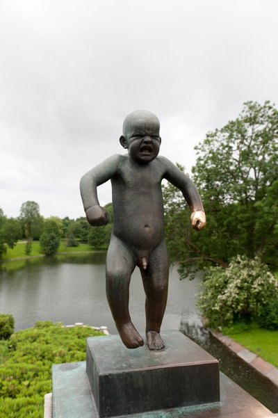 "Sinnatageen" naštvaný chlapec, socha v parku Frogner, Oslo, Norsko (bronz) od Gustav Vigeland