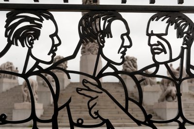 Kované železné brány soch nahých mužů v parku Frogner, Oslo, Norsko (železo) od Gustav Vigeland
