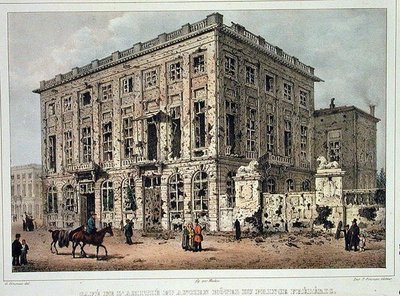 Cafe Amitie a Old Hotel du Prince Frederic, Brusel, po bojích 23.-26. září 1830, vyryl Jean Baptiste Madou (1796-1877) (barevná rytina) od Gustave Adolphe (after) Simoneau