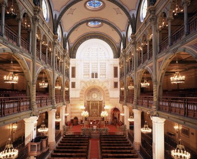 Interiér synagogy v Rue des Tournelles postavené v letech 1866 - 1867. Architekt: Varrollier. Inženýr: Gustave Eiffel v Paříži. od Gustave Eiffel