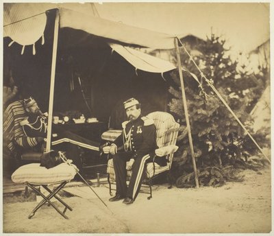 Důstojníci sedící ve stanu, Camp de Châlons, 1857. od Gustave Le Gray