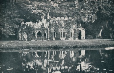 Ruiny ve Frogmore, c1899, 1901 od HN King