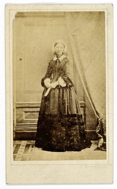 Vizitka Florence Nightingaleové, asi 1858 (čb fotografie) od H. Hering