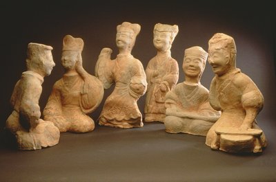 Skupina hudebníků, tanečníků a sluhů (terakota) od Han Dynasty Chinese School