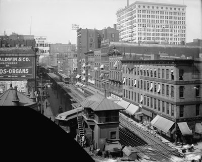 Elevated railroad, Wabash Avenue, Chicago, Illinois, cca 1900-10 (černobílá fotografie) od Hans Behm