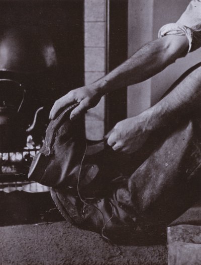 Boty vypnuté (černobílá fotografie) od Harold Burdekin