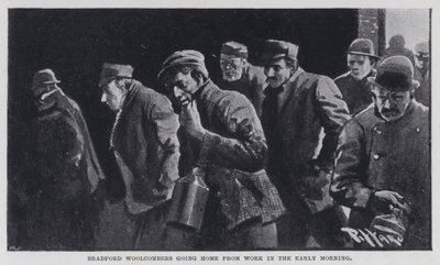 Bradford Woolcombers jde domů z práce brzy ráno (černobílá fotografie) od Harold Hume Piffard