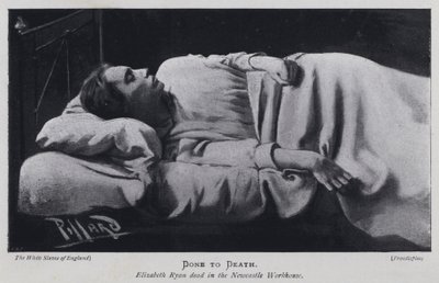 Done to Death, Elizabeth Ryan mrtvá v Newcastle Workhouse (č/b foto) od Harold Hume Piffard