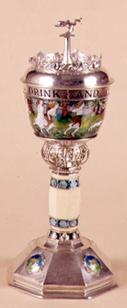 Milostný pohár a víčko, aplikovaný ornament se slonovinovou stopkou, cca 1905-09 (stříbro a smalt) od Harold Stabler