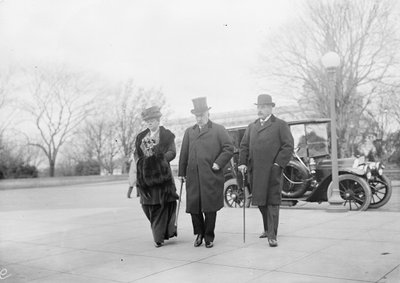 John Pierpont Morgan se svým synem a dcerou, kteří se účastní vyšetřování Money Trust Investigation od Harris & Ewing