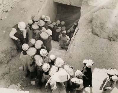 Zavírání hrobky Tutanchamona, Údolí králů, únor 1923 (želatinový stříbrný tisk) od Harry Burton