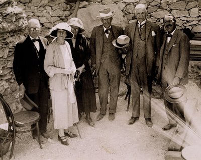 Howard Carter (1873-1939) a skupina Evropanů stojících vedle vykopávek Tutanchamonovy hrobky, Údolí králů (želatinový stříbrný tisk) od Harry Burton
