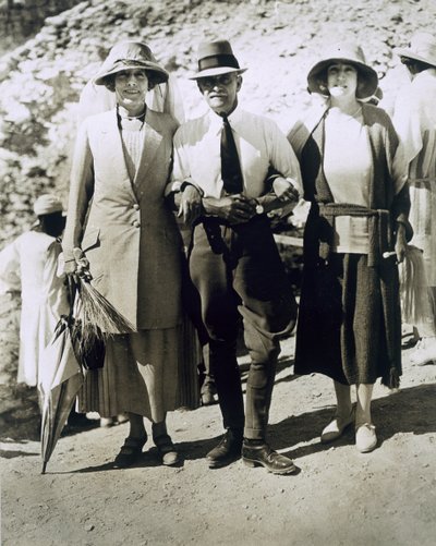 L až R: Lady Somerleyton, plukovník Watson Pasha a Hon. Lady Alexander u hrobky Tutanchamona, Údolí králů od Harry Burton