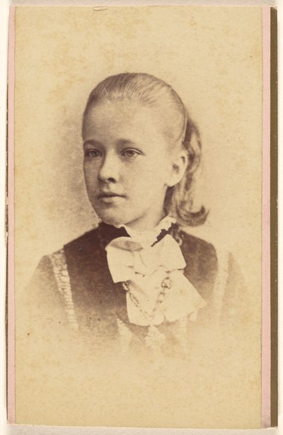 [Neznámá mladá dívka, vytištěno ve stylu viněty] od Hastings and White and Fisher