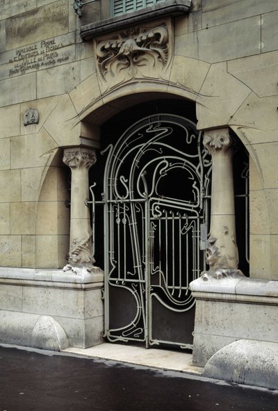 Secesní architektura: pohled na vstupní dveře hradu Beranger na adrese 14, rue de la Fontaine v 16. pařížském obvodu. Navrhl architekt Hector Guimard (1867-1942) DR od Hector Guimard