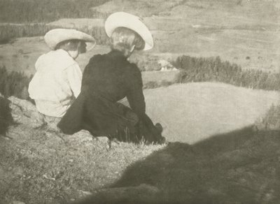Pole v Birgitz (Hans a Mary sedí), kolem roku 1908 (gumový bichromátový tisk) od Heinrich Kuhn
