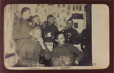 První světová válka: „Ukrajina v letech 1914-1916 během invaze německé armády. Skupina vojáků v době odpočinku (černobílá fotografie) od Heldenfriedhof Dsessentniki (attr. to)