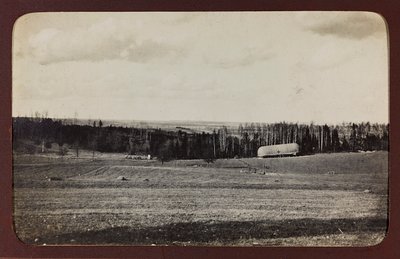 První světová válka: „Ukrajina v letech 1914-1916 během invaze německé armády. Vojenská struktura na venkově (č/b foto) od Heldenfriedhof Dsessentniki (attr. to)