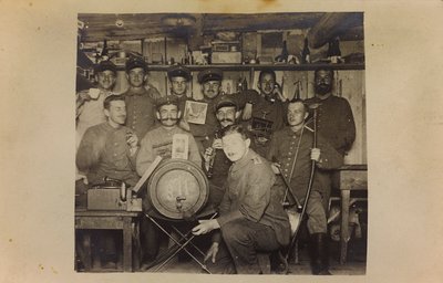 První světová válka: „Ukrajina v letech 1914-1916 během invaze německé armády. Skupina vojáků v době odpočinku (černobílá fotografie) od Heldenfriedhof Dsessentniki (attr. to)