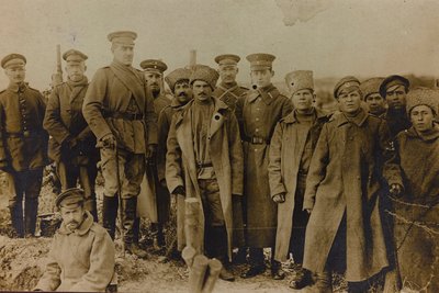 První světová válka: „Ukrajina v letech 1914-1916 během invaze německé armády. Skupina vojáků (č/b foto) od Heldenfriedhof Dsessentniki (attr. to)