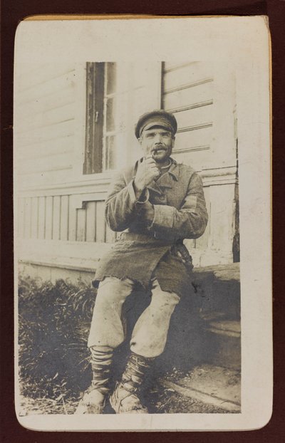 První světová válka: „Ukrajina v letech 1914-1916 během invaze německé armády. Portrét muže (černobílá fotografie) od Heldenfriedhof Dsessentniki (attr. to)