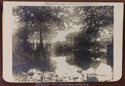 První světová válka: „Ukrajina v letech 1914-1916 během invaze německé armády. Most přes řeku (č/b foto) od Heldenfriedhof Dsessentniki (attr. to)