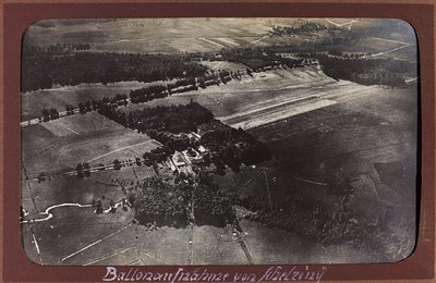 První světová válka: „Ukrajina v letech 1914-1916 během invaze německé armády. Letecký pohled (černobílá fotografie) od Heldenfriedhof Dsessentniki (attr. to)