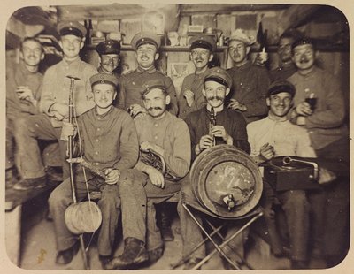 První světová válka: „Ukrajina v letech 1914-1916 během invaze německé armády. Skupina vojáků v době odpočinku (černobílá fotografie) od Heldenfriedhof Dsessentniki (attr. to)