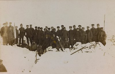První světová válka: „Ukrajina v letech 1914-1916 během invaze německé armády. Skupina vojáků (č/b foto) od Heldenfriedhof Dsessentniki (attr. to)