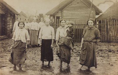 První světová válka: „Ukrajina v letech 1914-1916 během invaze německé armády. Portrét skupiny žen s dětmi (černobílá fotografie) od Heldenfriedhof Dsessentniki (attr. to)