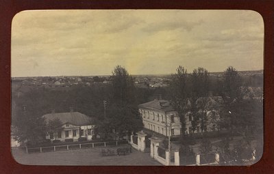 První světová válka: „Ukrajina v letech 1914-1916 během invaze německé armády. Pohled na město (černobílá fotografie) od Heldenfriedhof Dsessentniki (attr. to)