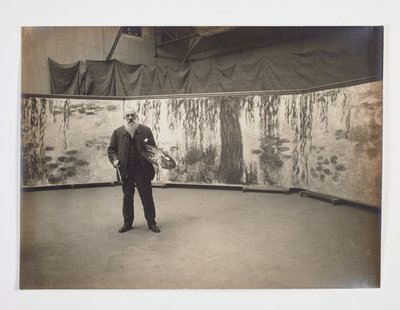 Claude Monet se svou paletou před dílem „Les nymphéas“ od Henri (attr. to) Manuel