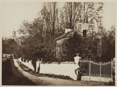Ulice v Louveciennes, asi 1869 (albumenový tisk ze skleněného negativu) od Henri Bevan