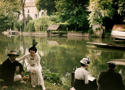 Jídlo na břehu řeky v Montigny, Francie, kolem 1920-25 (autochrom) od Henri Chouanard