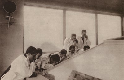 Paříž: Operace v moderní nemocnici při pohledu shora (čb fotografie) od Henri Manuel