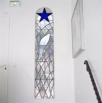 Vitráž s vyobrazením ryby chycené do sítě pod hvězdou spásy, ze schodů vedoucích do růžencové kaple. od Henri Matisse