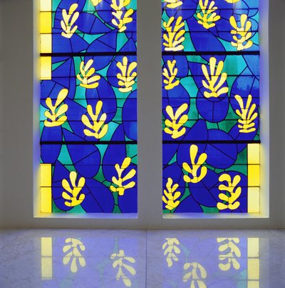 Vitráž "Strom života" za oltářem v Růžencové kapli ve Vence od Henri Matisse