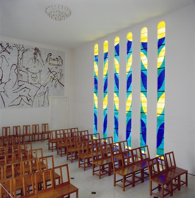 Pohled na loď, vitrážové boční okno a křížovou cestu v Růžencové kapli, Vence od Henri Matisse