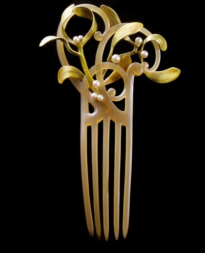 Jugendstil: Kamm Mistel in Gold, Schuppen, Perle und Emaille hergestellt von Paul (1851-1915) und Henri Vever (1854-1942) von Henri and Paul  Vever