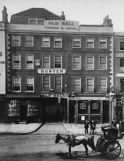 The Old Bell Inn, High Holborn, kolem roku 1884 od Henry Dixon