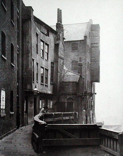 Pohled na postavy v St. Mary Overie Dock, Bankside od Henry Dixon