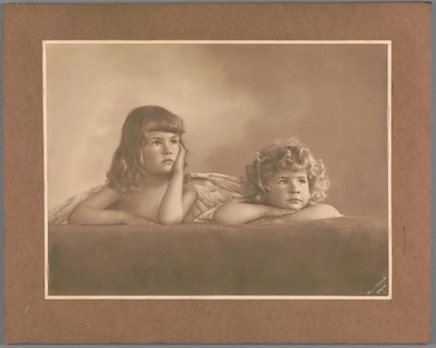 Portrét Agnes Renée a Irène Heloïse Pauw van Wieldrecht, dcer fotografa, v póze vypůjčené od puttiho na Raphaelově Sixtinské madoně (Drážďany, Galerie Alte Meister) od Henry Pauw van Wieldrecht