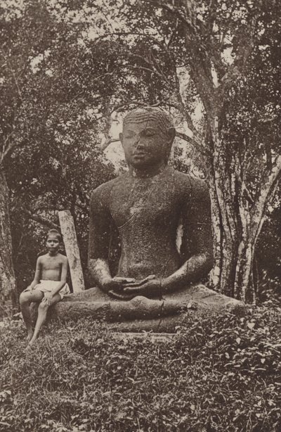Zničená města Cejlonu: Monolitická socha Buddhy (černobílá fotografie) od Henry W. Cave