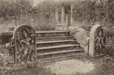 Zničená města Cejlonu: Měsíční kámen, strážní kameny a schody (černobílá fotografie) od Henry W. Cave