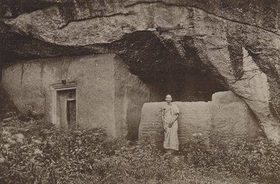 Zničená města Ceylonu: Pozůstatky skalních obydlí v Mihintale (černobílá fotografie) od Henry W. Cave