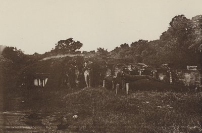 Zničená města Cejlonu: Skalní chrám v Polonnaruwě (černobílá fotografie) od Henry W. Cave