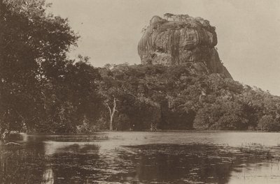 Zničená města Cejlonu: Sigiri (černobílá fotografie) od Henry W. Cave